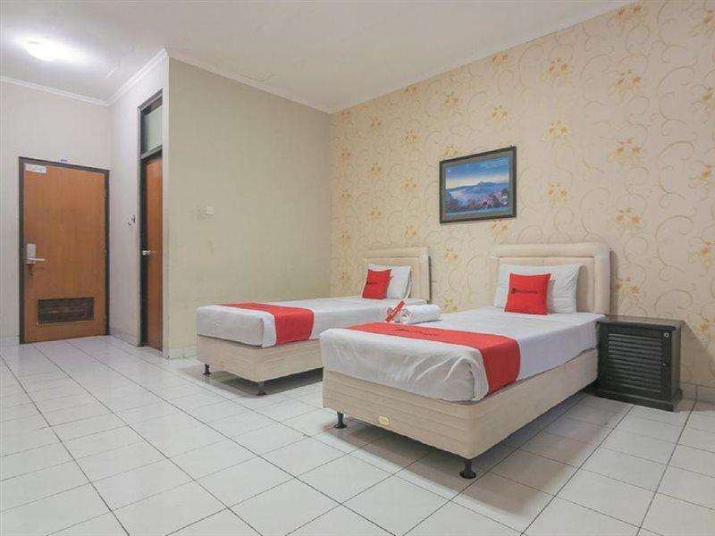 Hotel Reddoorz @ Surapati Bandung Exterior foto